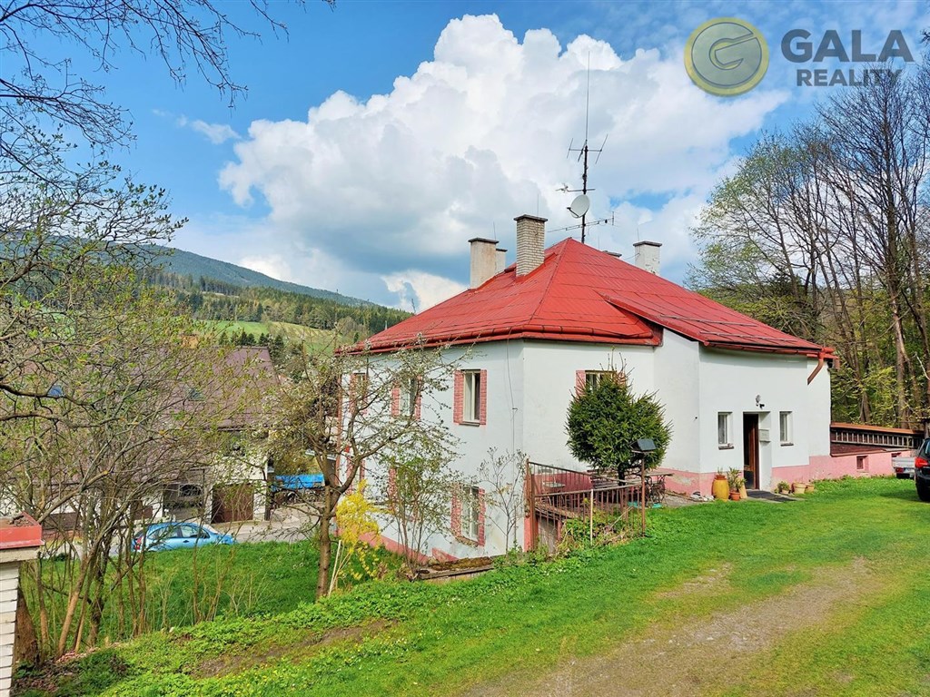 Prodej bytového domu se čtyřmi byty v Horním Maršově, východní Krkonoše, okr. Trutnov.